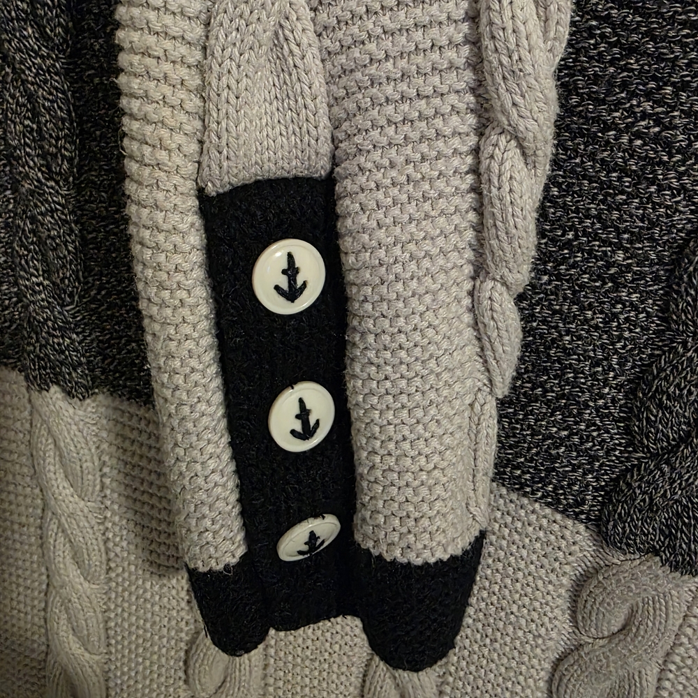 Tablots - Women's  Gray, and off White Cable Knit Sweater - small - Picture 6 of 9